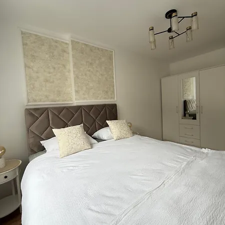 Cozy Flat Near Airport & Center, Free Parking *