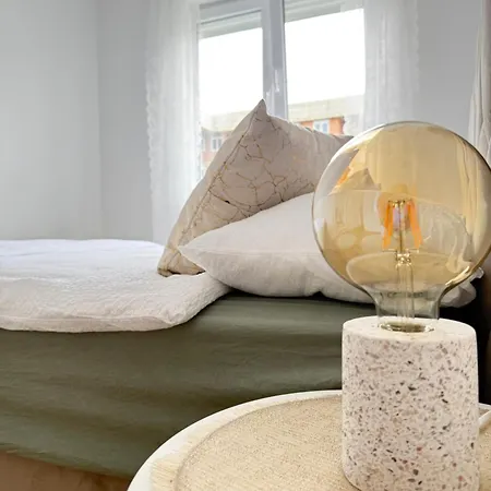 Cozy Flat Near Airport & Center, Free Parking 公寓