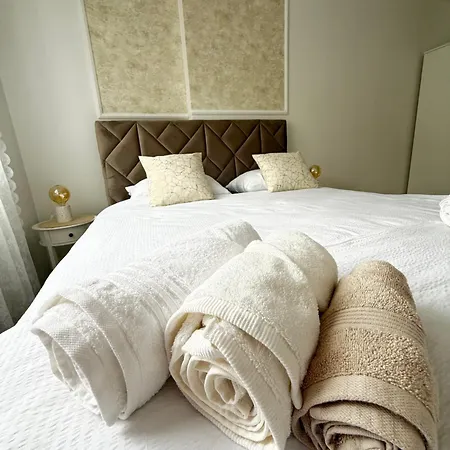 Cozy Flat Near Airport & Center, Free Parking דירה