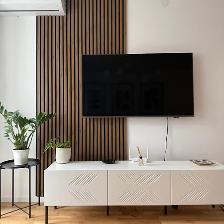 Cozy Flat Near Airport & Center, Free Parking דירה *